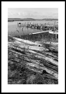 Plakat med garnpæle ved et fiskerleje, Danmark