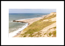 Indlæs billede til gallerivisning Plakat med høfterne ud fra stranden ved bovbjerg Fyr, Danmark
