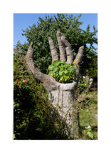 Indlæs billede til gallerivisning Træskulptur i Christiania med hånd der holder blomster, Danmark
