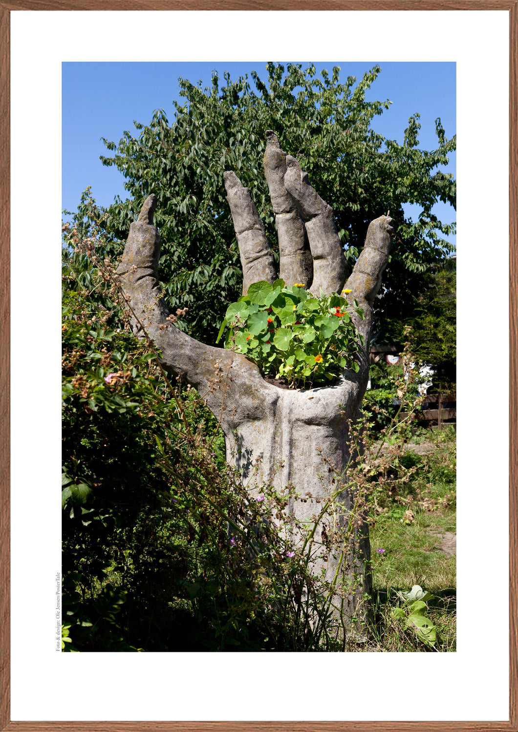 Træskulptur i Christiania med hånd der holder blomster, Danmark